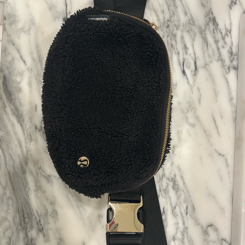 Lululemon everywhere belt bag in black fleece